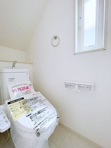 熊谷市上之　AiTOWN　全1邸のトイレ|小窓付きで自然光が入る明るくて爽やかなトイレ空間です！