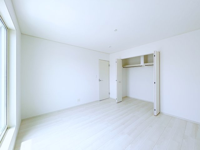 熊谷市上之　AiTOWN　全1邸の洋室|白を基調とした内装は空間を広く見せナチュラルで洗練された印象を与えます♪