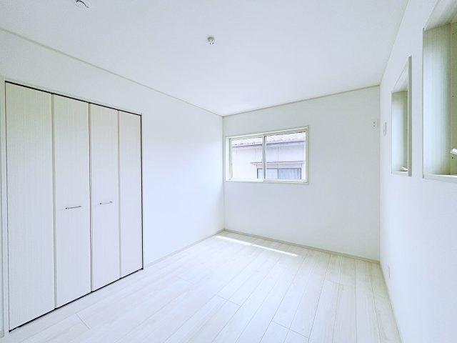 熊谷市上之　AiTOWN　全1邸の洋室|2面採光で陽射しがたっぷり差し込む明るい洋室です！