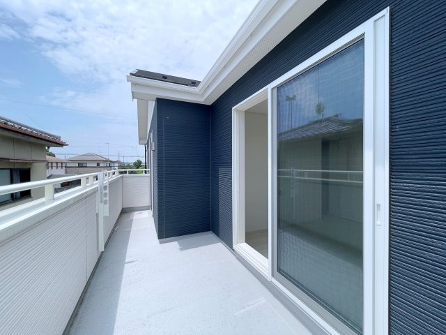 熊谷市上之　AiTOWN　全1邸のバルコニー|広々ルーフバルコニーで空を独り占め◎家族や友達とバーベキューなどもできます♪