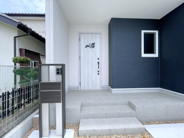 熊谷市上之　AiTOWN　全1邸の玄関|ちょっとした雨除けや荷物置きにも便利な玄関ポーチ付き！あるとやっぱり嬉しいスペースです！