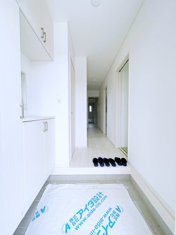 熊谷市上之　AiTOWN　全1邸の玄関|白を基調にした明るい玄関！玄関収納もあって、すっきり気持ちよくお出迎えできます！