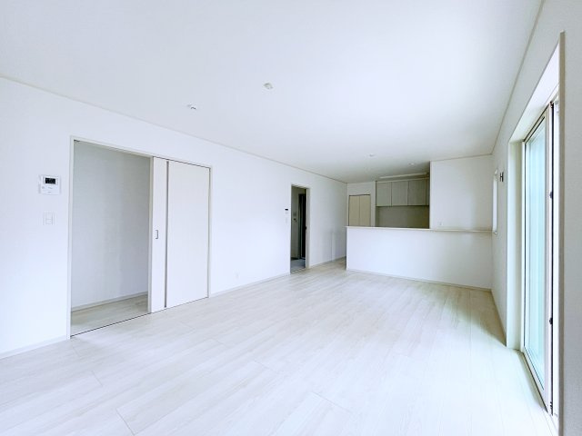熊谷市上之　AiTOWN　全1邸の居間・リビング|ホワイトを基調とした明るく開放的なLDKです！