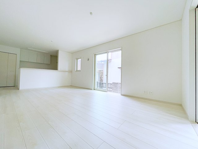 熊谷市上之　AiTOWN　全1邸の居間・リビング|ダイニングには大きな窓があり明るい陽射しが差し込む開放的で心地よい空間です！