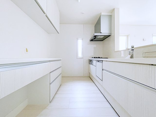 熊谷市上之　AiTOWN　全1邸のキッチン|キッチンにはカップボードが備え付けられており、食器や家電の収納に便利で使い勝手の良い空間です！