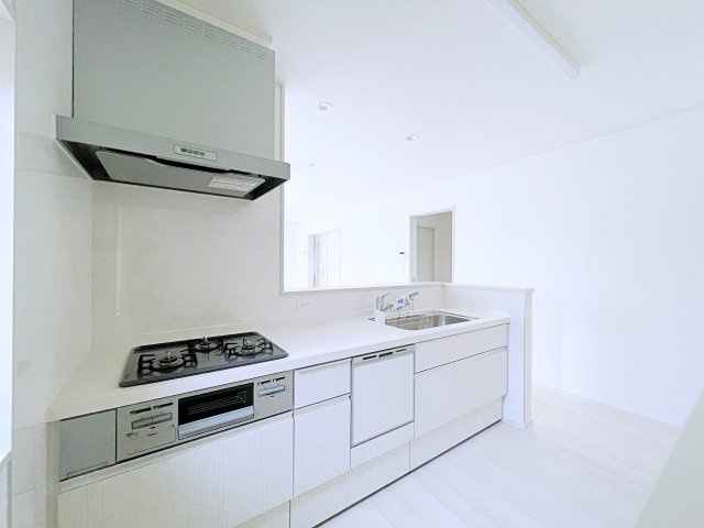 熊谷市上之　AiTOWN　全1邸のキッチン|3口コンロなのでご飯を作りながらお弁当のおかずも作れて便利！