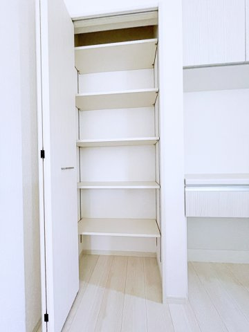 熊谷市上之　AiTOWN　全1邸の収納|あると嬉しいパントリースペース付き！棚付きで食材の買い置きにもぴったりです！