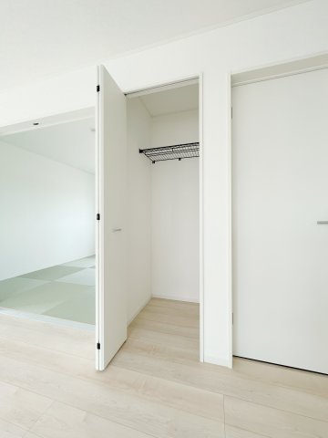 新築戸建・建売　上里町勅使河原第17　Cradle Garden　全7棟の収納|あると便利なリビング収納！モップなどの収納なども収納できるので笹っとお掃除もできちゃいます！