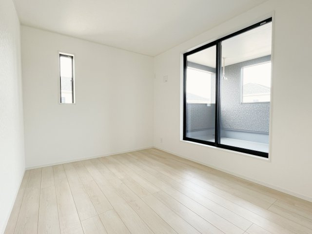 新築戸建・建売　上里町勅使河原第17　Cradle Garden　全7棟の洋室|バルコニーに面した6.5帖の洋室はシンプルな間取りなので家具の配置もしやすそうですね♪