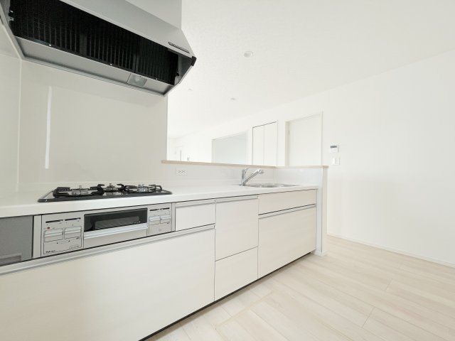 新築戸建・建売　上里町勅使河原第17　Cradle Garden　全7棟のキッチン|システムキッチンはガスコンロなので火力も十分♪魚焼きグリルもついているので料理の幅が広がりますね♪