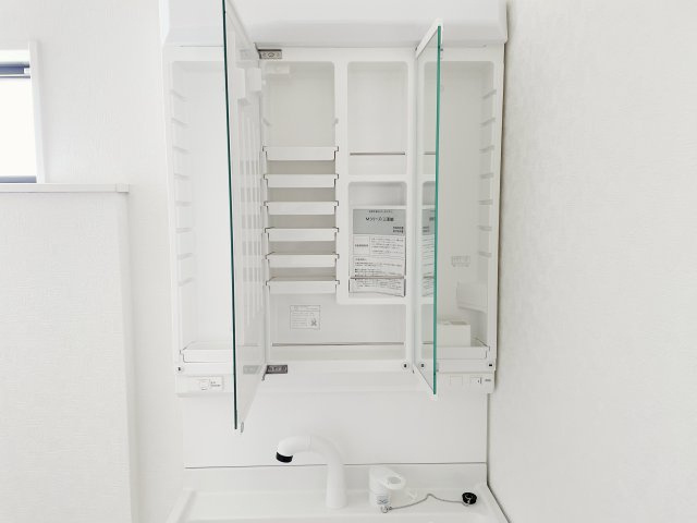 新築戸建・建売　上里町勅使河原第17　Cradle Garden　全7棟の収納|三面鏡の内側には小物収納がたっぷり♪歯ブラシやメイク道具などを収納し水回りもすっきり♪