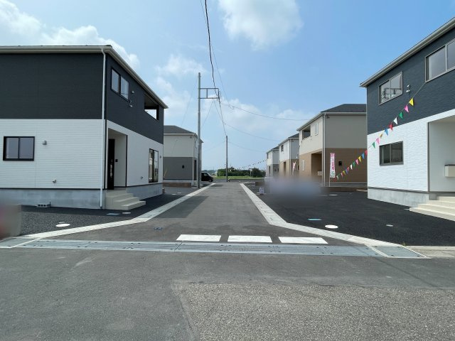 新築戸建・建売　上里町勅使河原第17　Cradle Garden　全7棟の前面道路含む現地写真