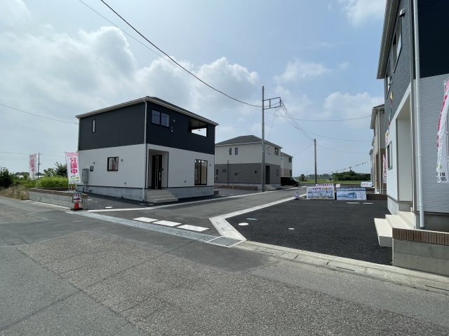 新築戸建・建売　上里町勅使河原第17　Cradle Garden　全7棟の前面道路含む現地写真