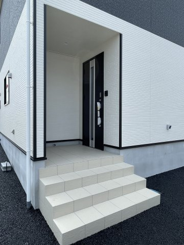 新築戸建・建売　上里町勅使河原第17　Cradle Garden　全7棟の玄関|階段付きの玄関！カメラ付きインターホンは室内から来訪者の確認ができるので安心ですね♪