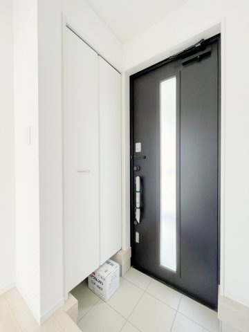 新築戸建・建売　上里町勅使河原第17　Cradle Garden　全7棟の玄関|窓付きの玄関ドアからは自然光が取り入れられるので明るい玄関です！毎日気持ちよくお出かけができますね！