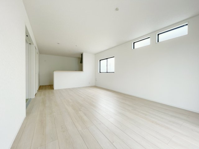 新築戸建・建売　上里町勅使河原第17　Cradle Garden　全7棟の居間・リビング|対面キッチン付きの広いリビングは来客や小さなお子様がリビングにいても会話をしながら料理ができます！