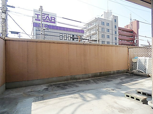 肥後ビルのバルコニー|暖かな日差しのふりそそぐバルコニー