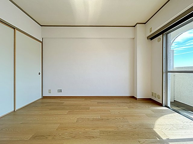 水野マンションの寝室|広くて明るい寝室