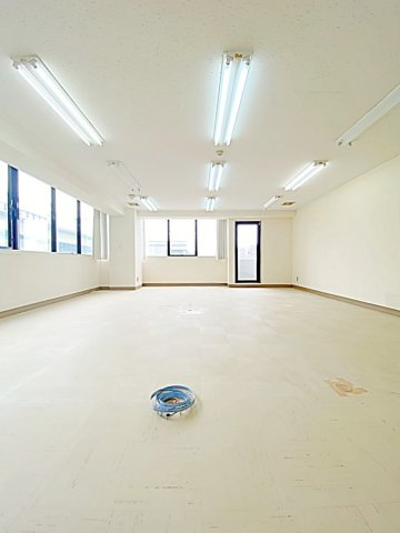 ＭＩＤＯＲＩビルの内装|明るい色調の室内です