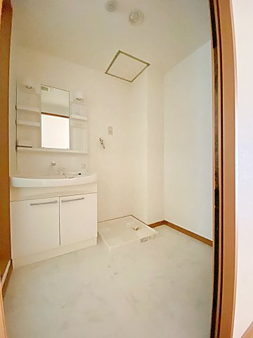 メゾン親名の洗面所|明るい洗面所です