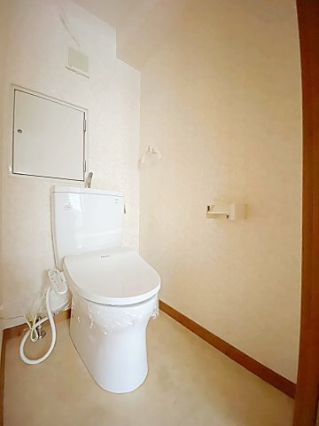 メゾン親名のトイレ|落ち着いた色調のトイレです