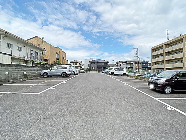 メゾン親名の駐車場