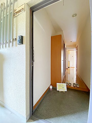 メゾン親名の玄関|明るい玄関です