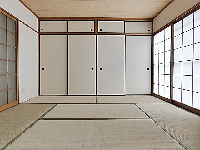 メルローズ２号館の寝室|広くて明るい寝室