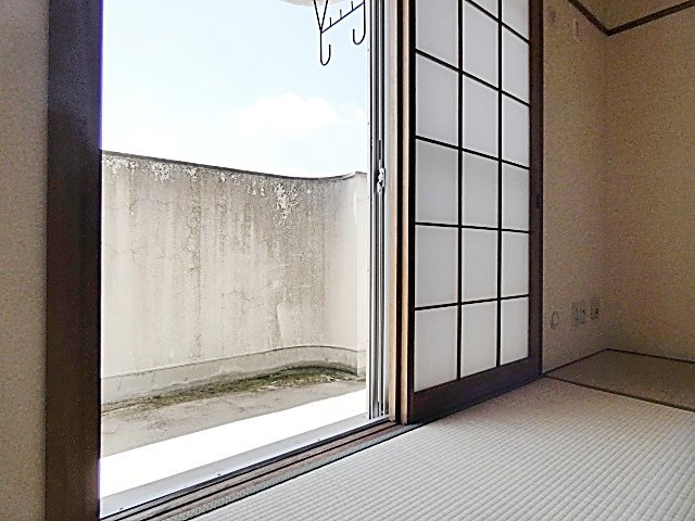 メルローズ２号館のバルコニー|開放的で明るい空間を演出してくれるバルコニーです