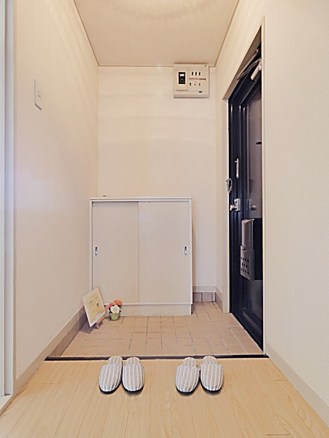 メルローズ２号館の玄関|明るい玄関です