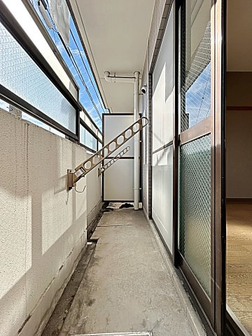 Young　Village2のバルコニー|外からの目が気にならないバルコニーで洗濯物が干せます