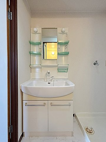 ランドマーク・一社の独立洗面台|独立洗面台、小物を置くことができて便利です