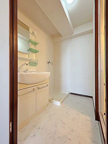 ランドマーク・一社の洗面所|明るい洗面所です