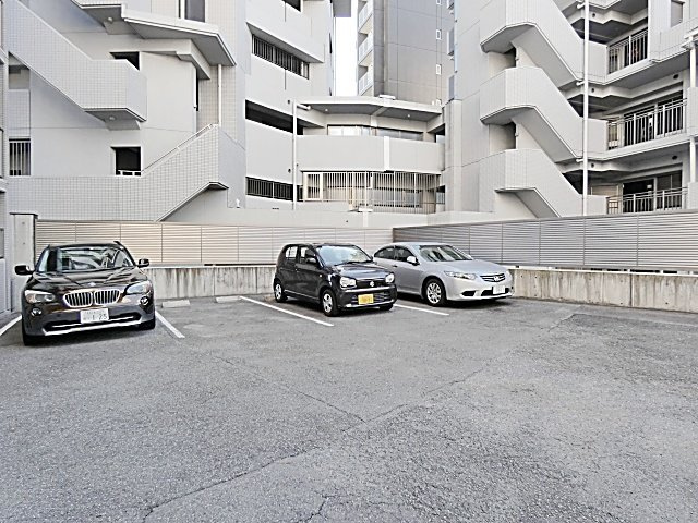 レジデンス栄光の駐車場|駐車場に車を止められます