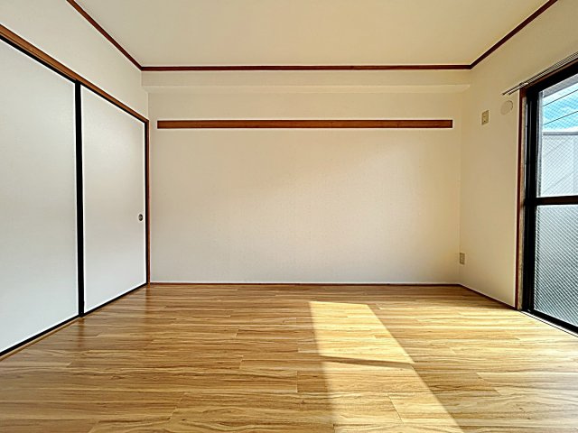 レジデンス社が丘の寝室|広くて明るい寝室