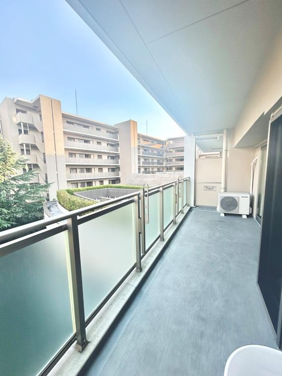 ヴィラス星ヶ丘の森のバルコニー|お洗濯にも便利なバルコニー付き