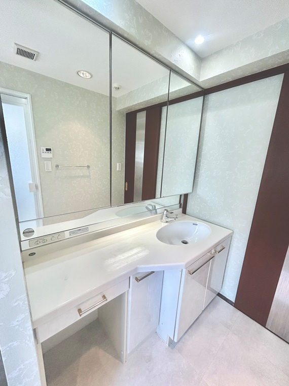 ユーフォリア虹ヶ丘の洗面所|明るい洗面所です