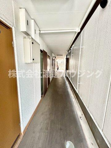 the house esaka EASTのエントランス