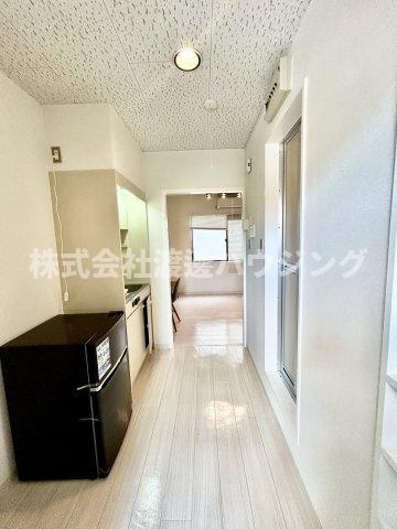 the house esaka EASTの居間・リビング