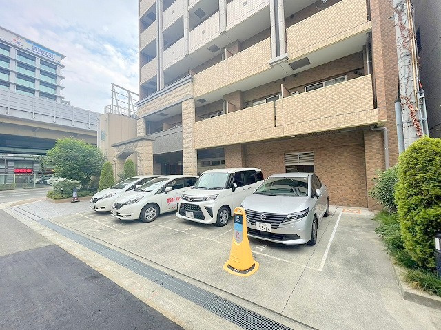 プレサンス新大阪クレスタの駐車場