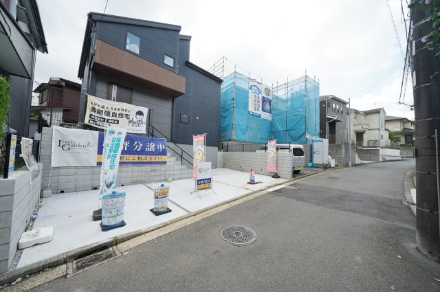 【横浜市旭区中沢2丁目25-7新築戸建て】★仲介手数料無料★（中沢小学校・旭中学校）の前面道路含む現地写真