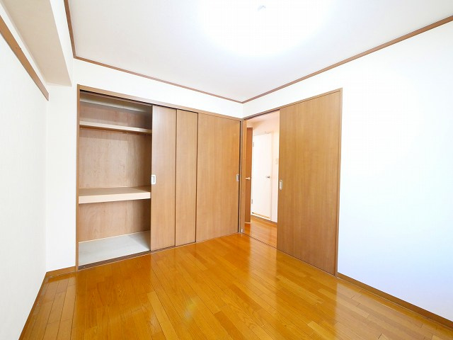 パークヴィレッジ学園前の洋室