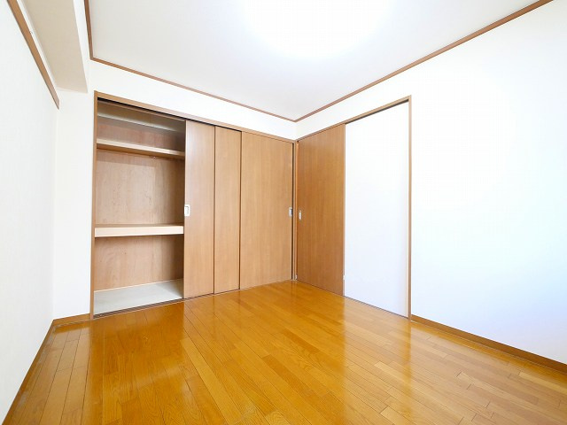 パークヴィレッジ学園前の洋室