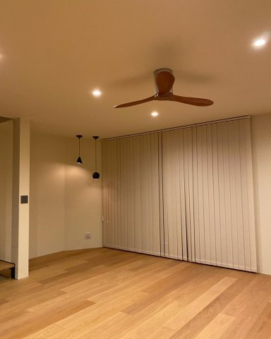 杉並区高円寺南2丁目　築浅中古住宅の居間・リビング|完成時(2022年5月)の写真です。リビングから繋がりのバルコニーへ出る窓は開口部が広く、また壁の立ち上がりも高いのでプライバシーもしっかり守られます。