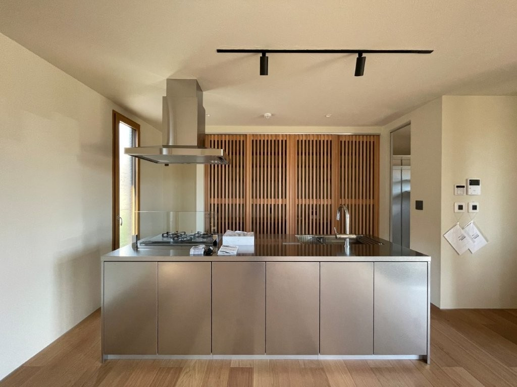 杉並区高円寺南2丁目　築浅中古住宅のキッチン|完成時(2022年5月)の写真です。オールステンレスの大容量システムキッチンです。