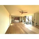 杉並区高円寺南2丁目　築浅中古住宅の居間・リビング|完成時(2022年5月)の写真です。28帖超のLDKは天井高2.5ｍで、大人数でくつろいでいても広々とした空間です。