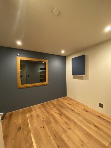 杉並区高円寺南2丁目　築浅中古住宅の洋室|完成時(2022年5月)の写真です。居室にもアクセントクロスを施すことで空間を引き締め、デザイン性を実現しております。