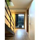 杉並区高円寺南2丁目　築浅中古住宅の玄関|玄関から庭を望む廊下部分には吹抜けがあり、洗練された空間が演出されています