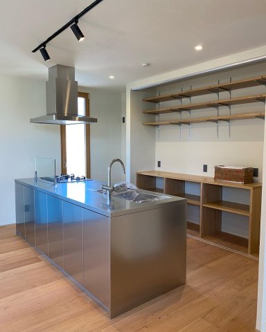 杉並区高円寺南2丁目　築浅中古住宅のキッチン|完成時(2022年5月)の写真です。パントリーのルーバーを開くとさらに稼働棚もございます。