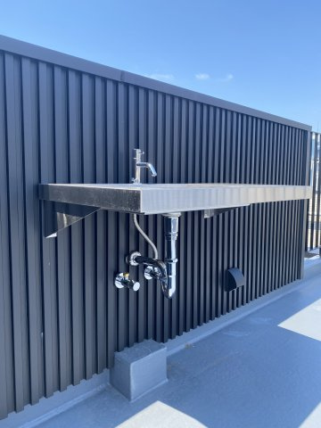 杉並区高円寺南2丁目　築浅中古住宅のバルコニー|完成時(2022年5月)の写真です。屋上のルーフバルコニーは約12帖と広く設計されています。小さなお子様のプールや、ガーデニング、ご家族・ご友人とのご歓談の場にもおすすめです。水栓付き。